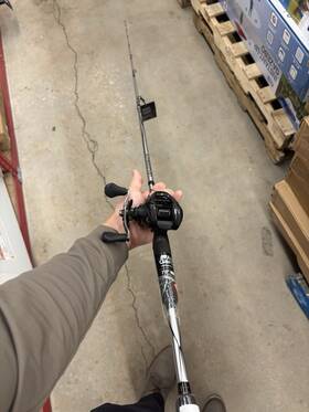 Abu Garcia 1324513 Vengeance Baitcast Combo 7ft Mh Fast Low Profile 5 Bearings