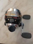 Shakespeare Synergy Steel SYN2001S10 Spincast Casting Reel Good Used Condition. Fixed Price $15.00.