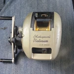 Shakespeare Platinum Lx 2000 Baitcast Reel 5.1:1 2BB Star Drag Gold/black. Fixed Price $13.99.